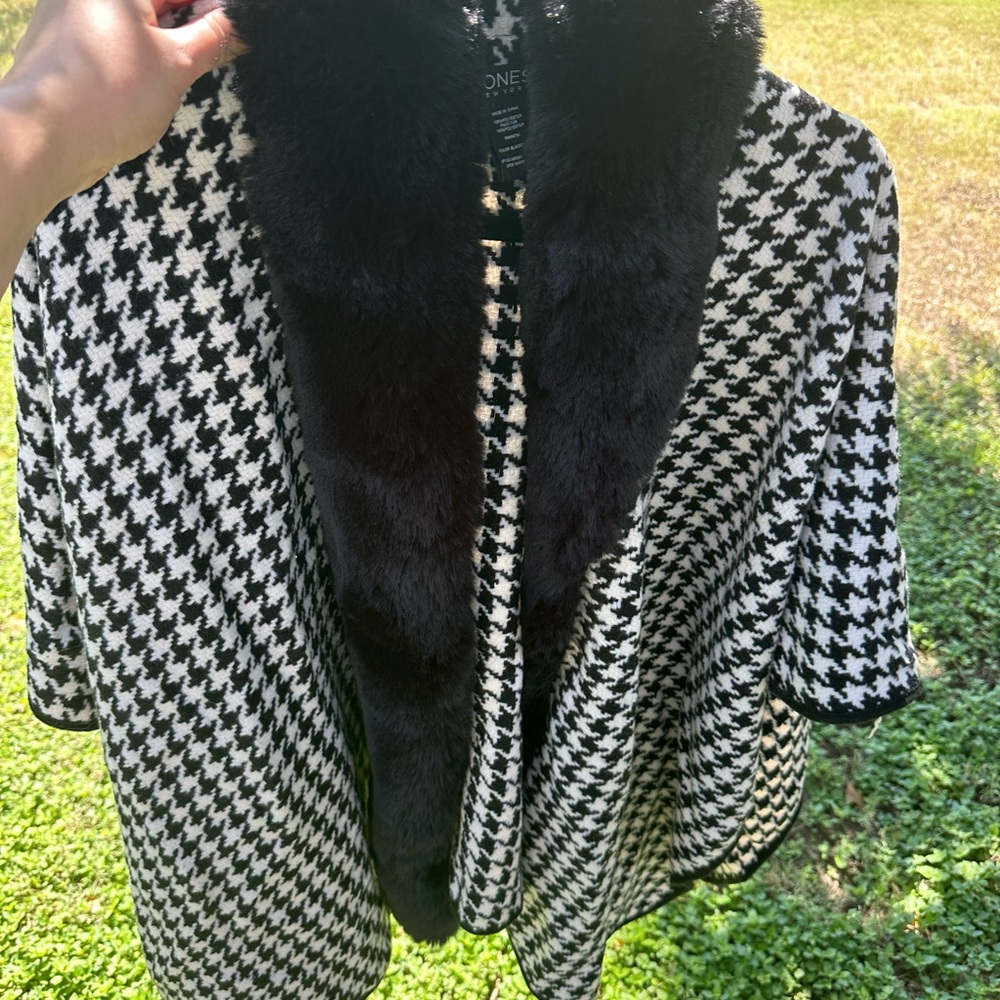 Jones New York Monochrome Houndstooth Cape with Faux Fur